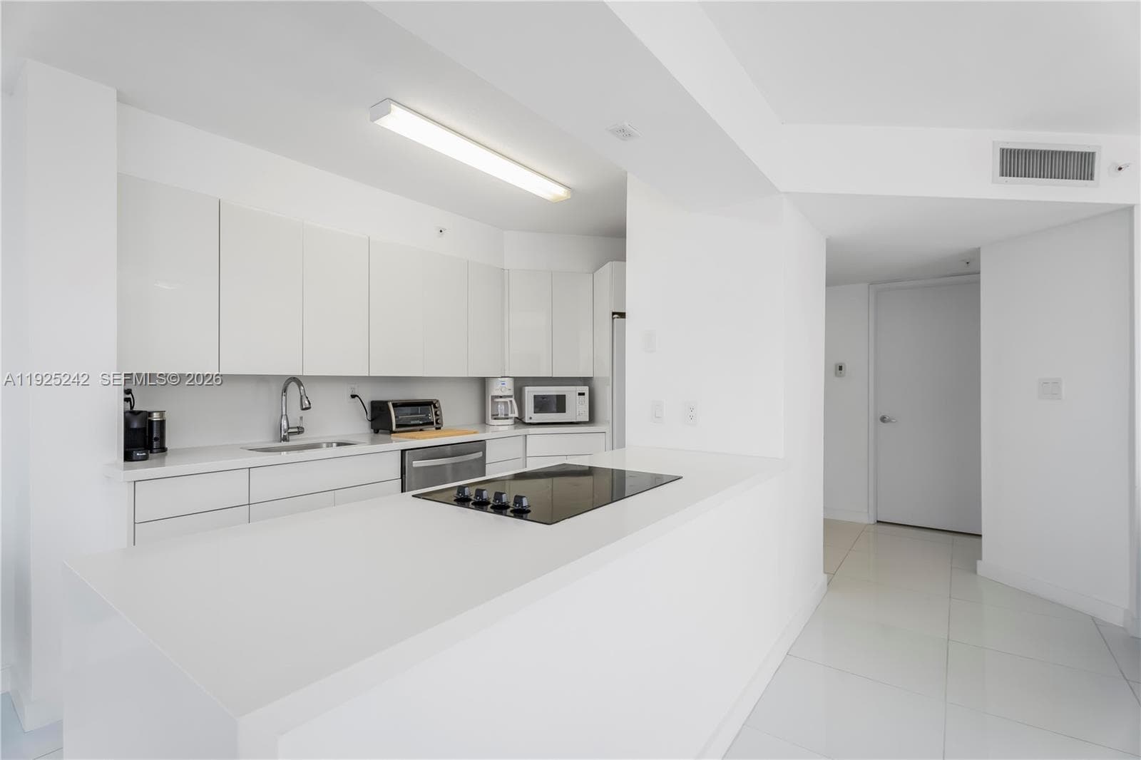WEST BAY PLAZA CONDO · #401 in Miami Beach - Photo 5
