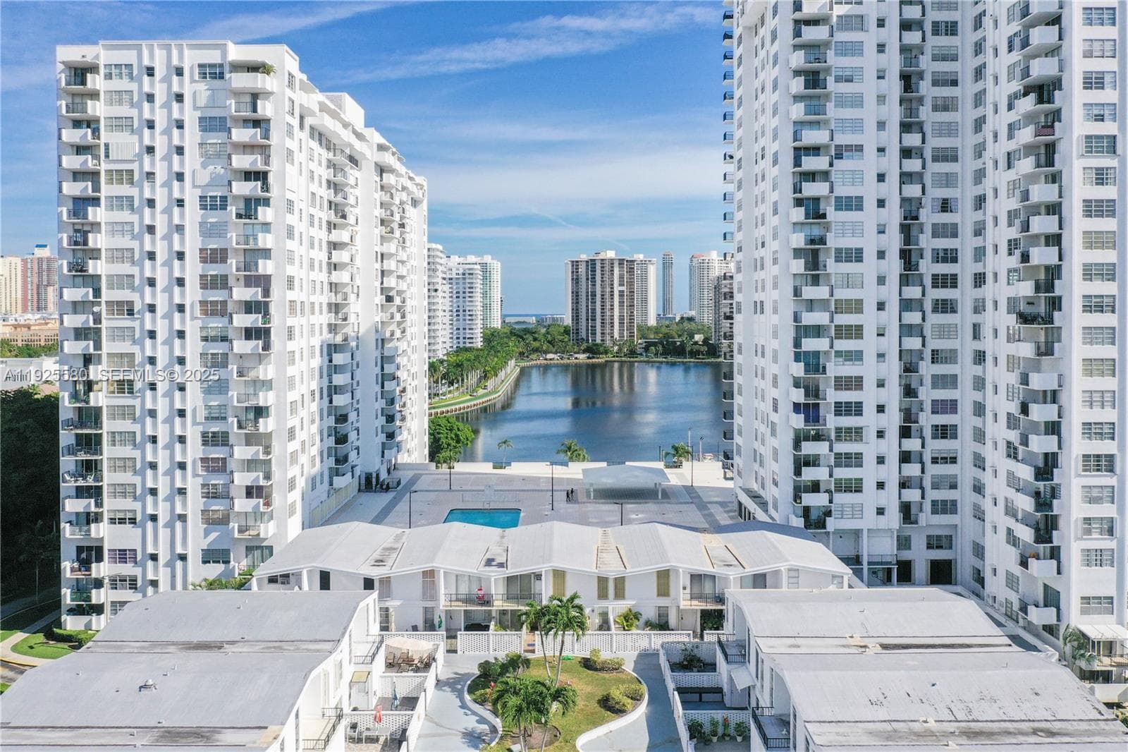 COMMODORE PLAZA CONDO · #901 in Aventura - Photo 35