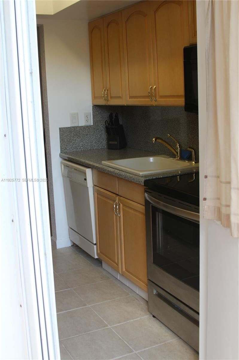CROSSWINDS APTS INC CO-OP · #111 in Pompano Beach - Photo 3