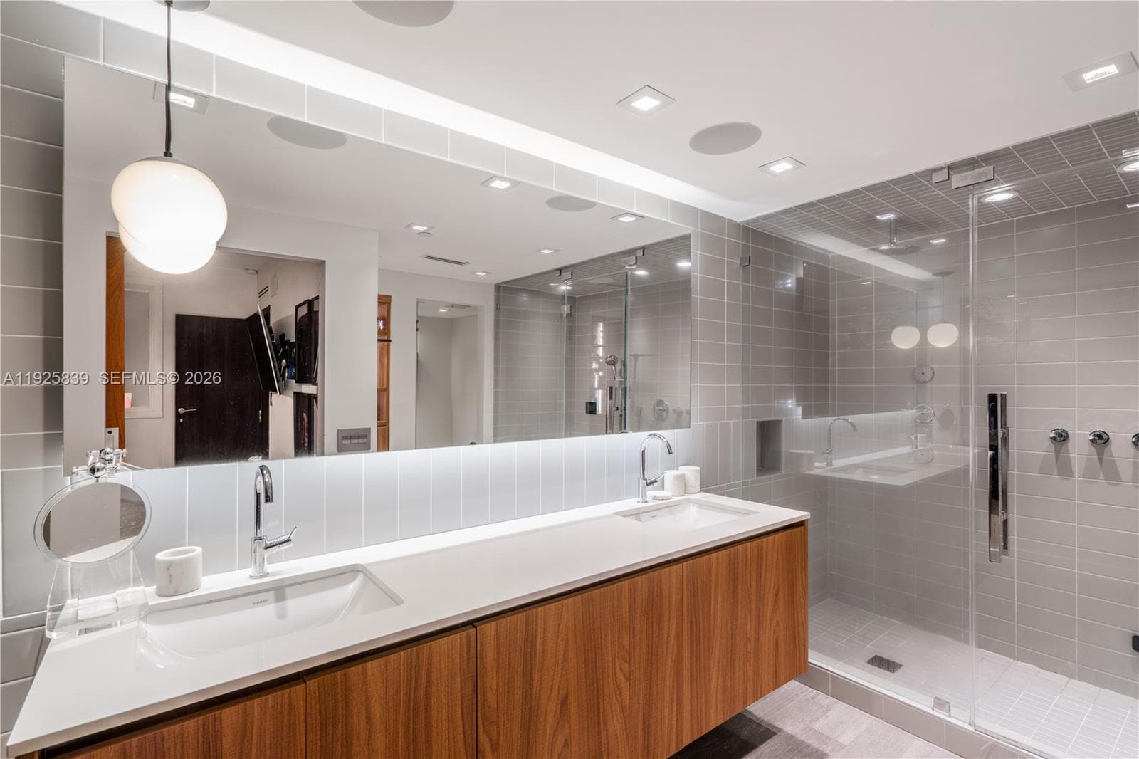 Main Bathroom 1