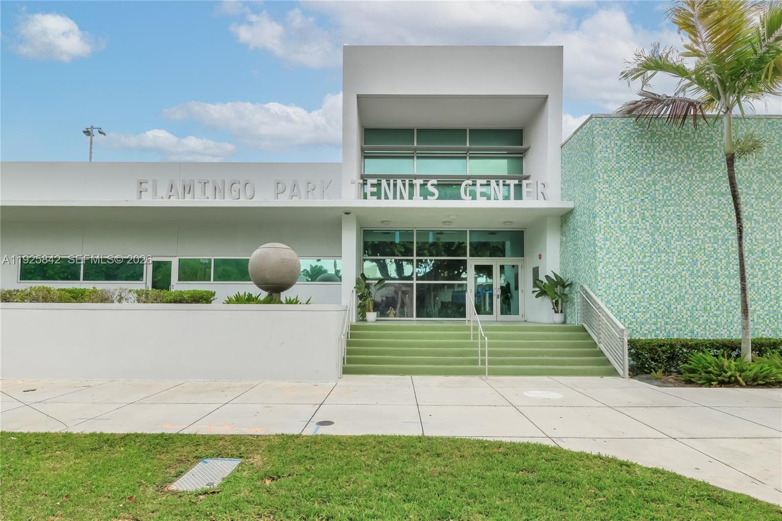 Walk to Flamingo Park's Tennis Center!