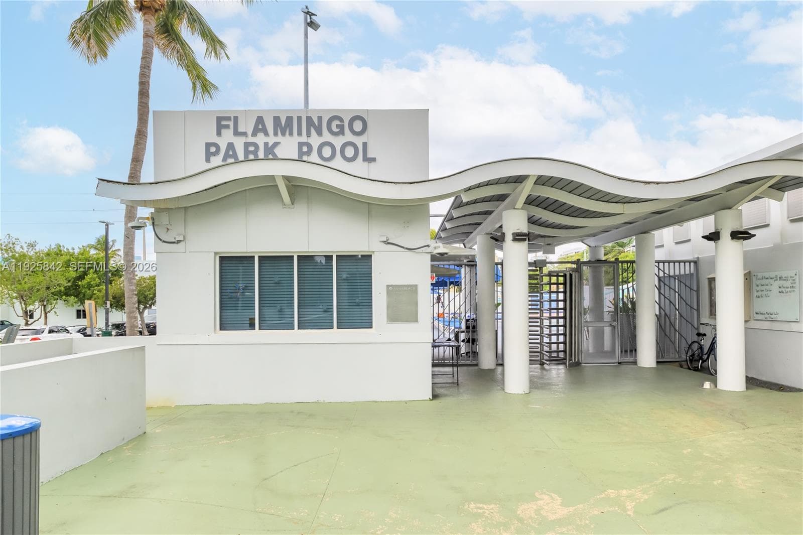 Walk to Flamingo Park & Pool!