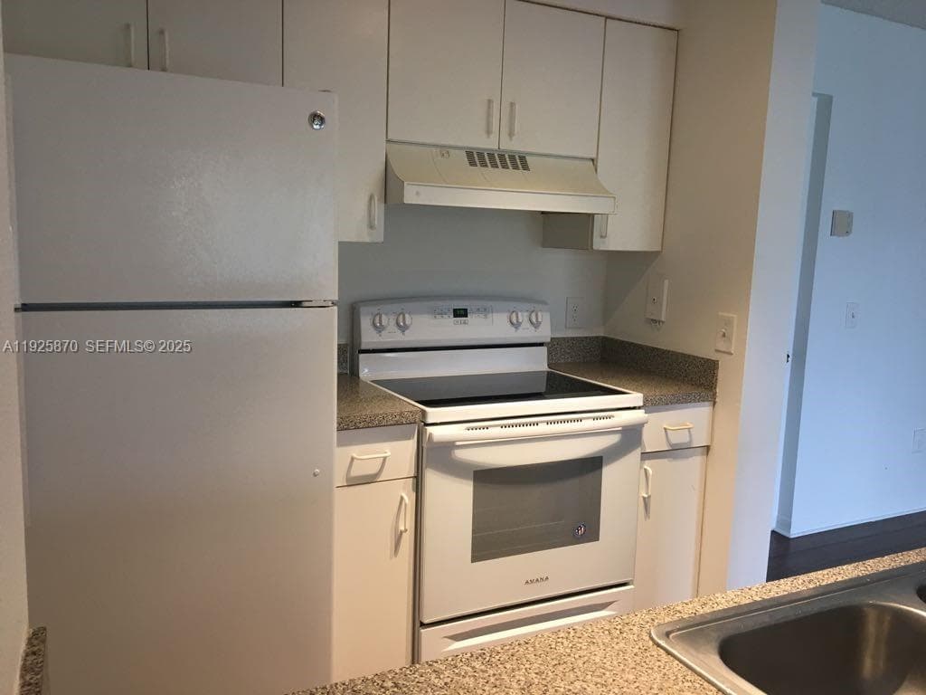 PINEHURST CLUB CONDO · #6-305 in Hollywood - Photo 5
