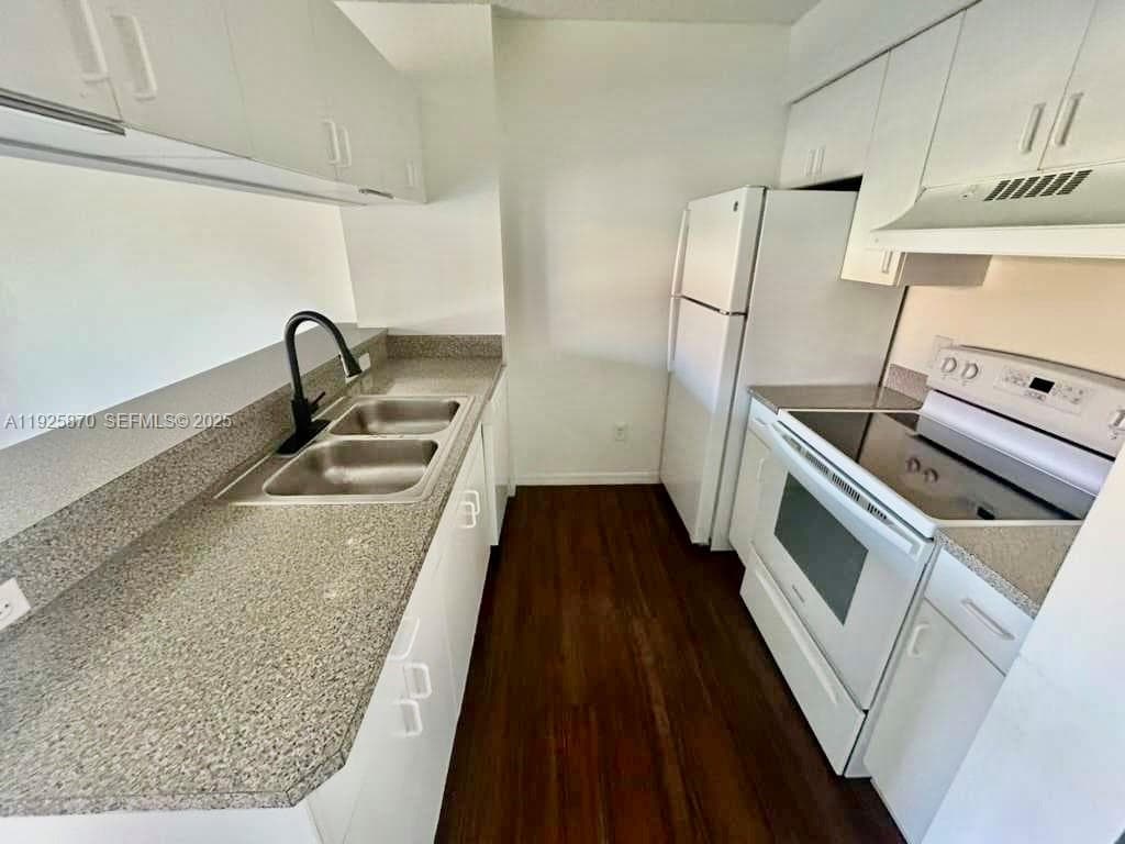 PINEHURST CLUB CONDO · #6-305 in Hollywood - Photo 4