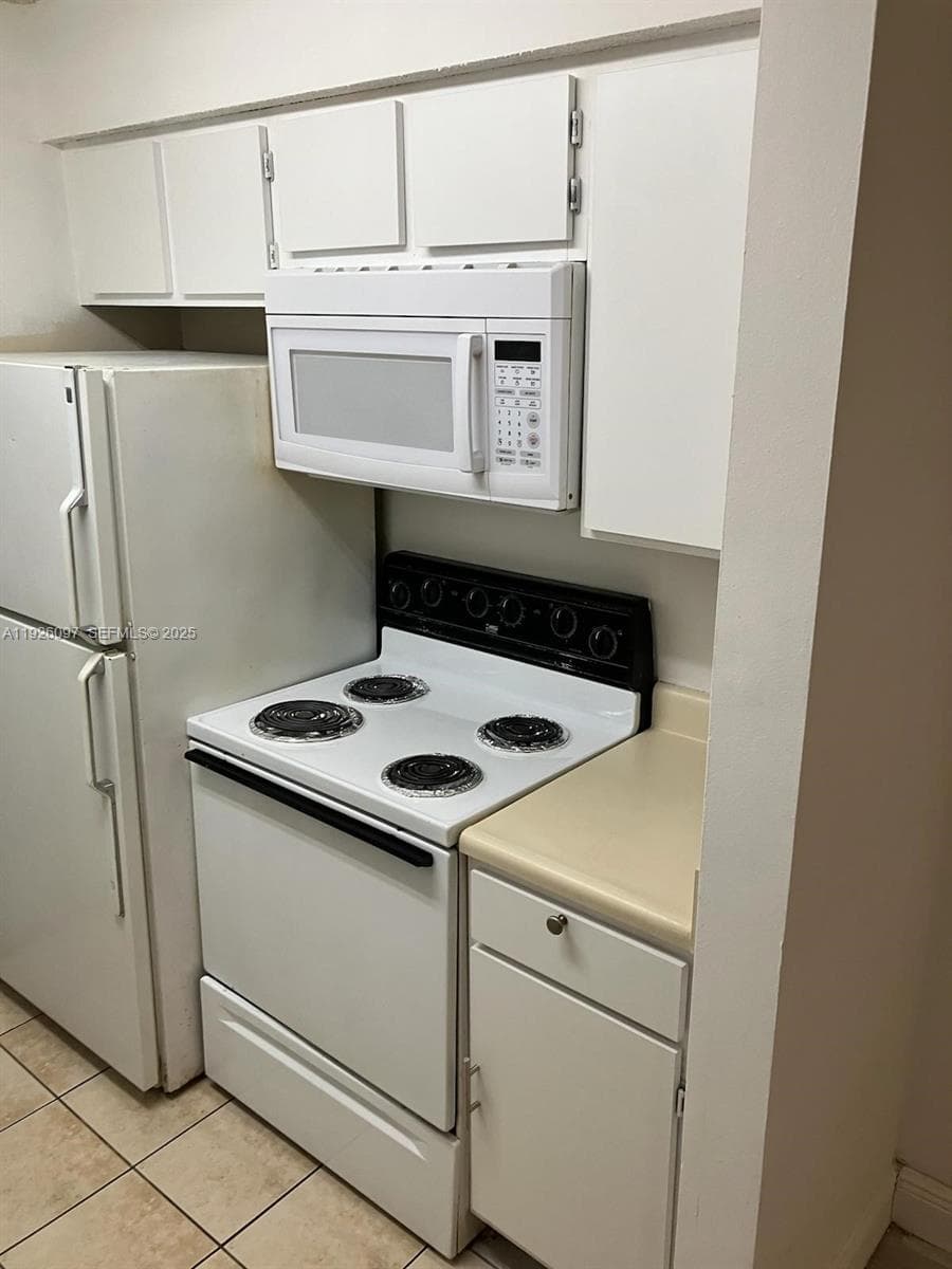 ROYAL POINCIANA CONDO · #806 in Pompano Beach - Photo 3