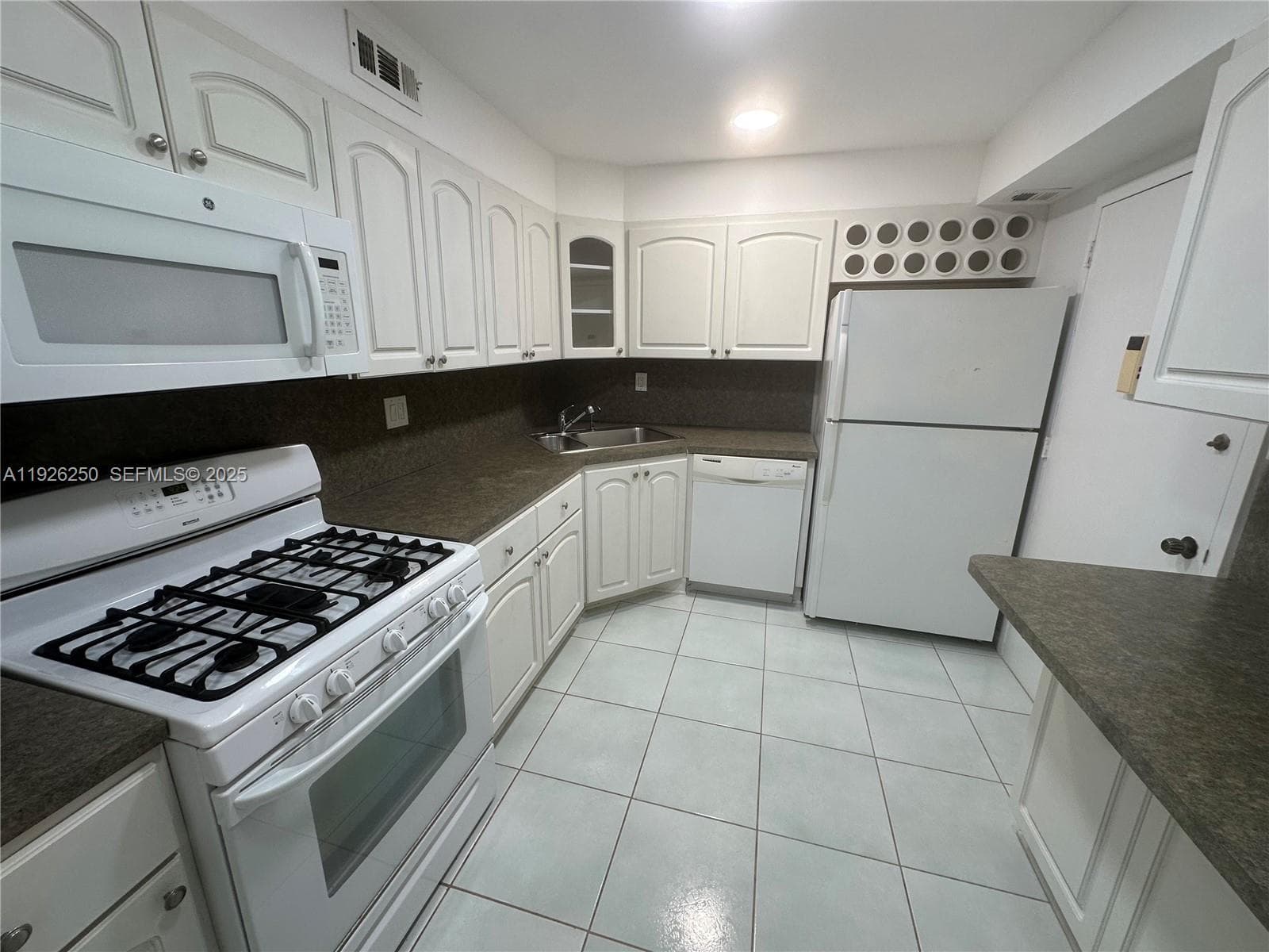 PARKER PLAZA CONDO ESTATE · #1705 in Hallandale Beach - Photo 10