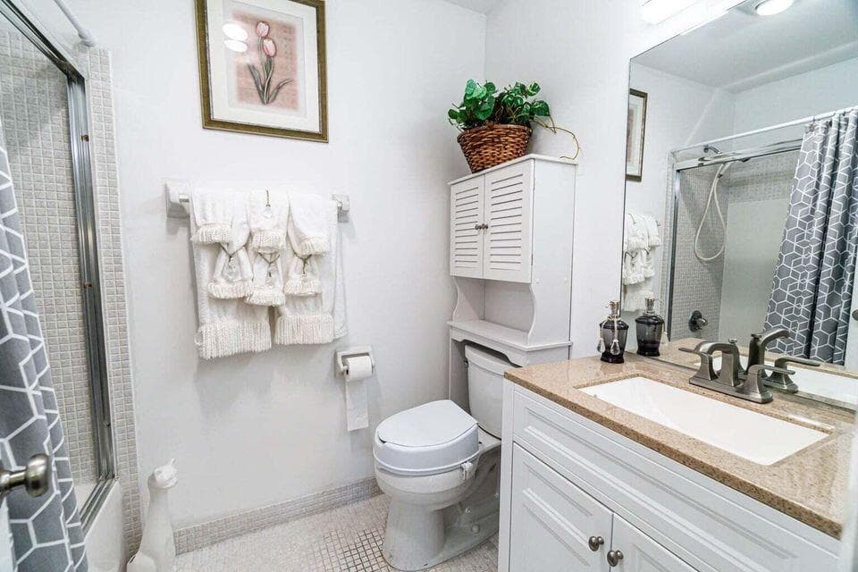 13893 Bathroom