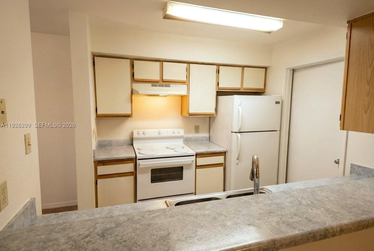 SAILBOAT POINTE CONDO · #1011 in Oakland Park - Photo 2
