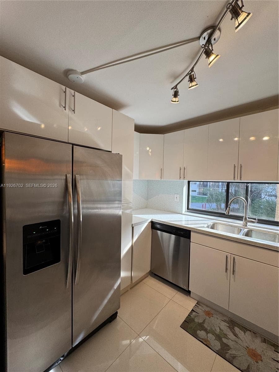 PLAZA OF AMERICAS CONDO P · #226 in Sunny Isles Beach - Photo 18