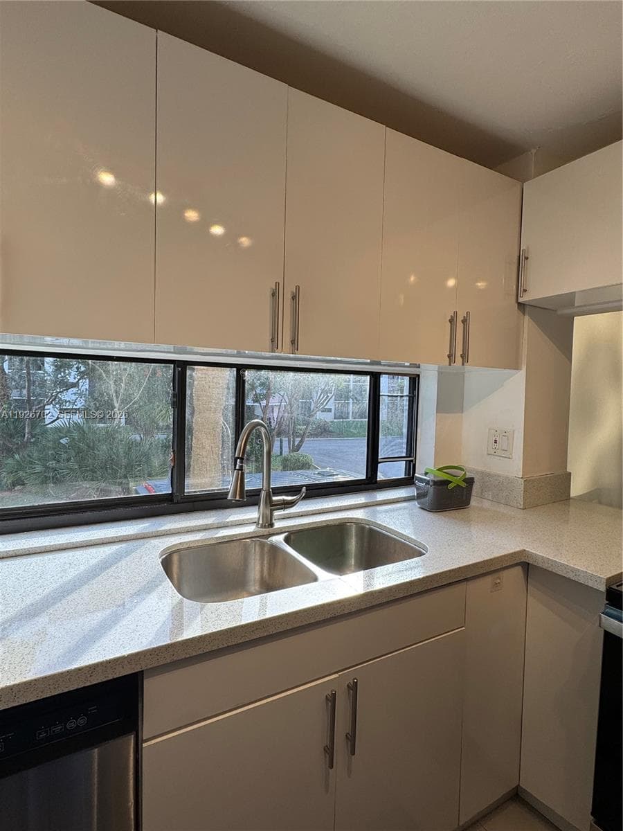 PLAZA OF AMERICAS CONDO P · #226 in Sunny Isles Beach - Photo 4