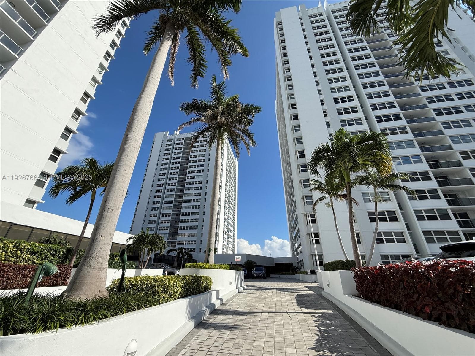 LA MER ESTATES EAST CONDO · #1907 in Hallandale Beach - Photo 2