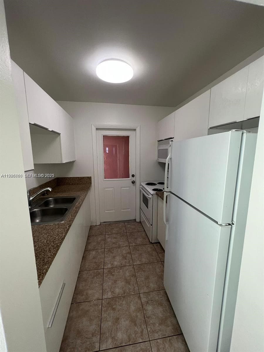 BEACH GARDEN CONDO · #17 in Hallandale Beach - Photo 9
