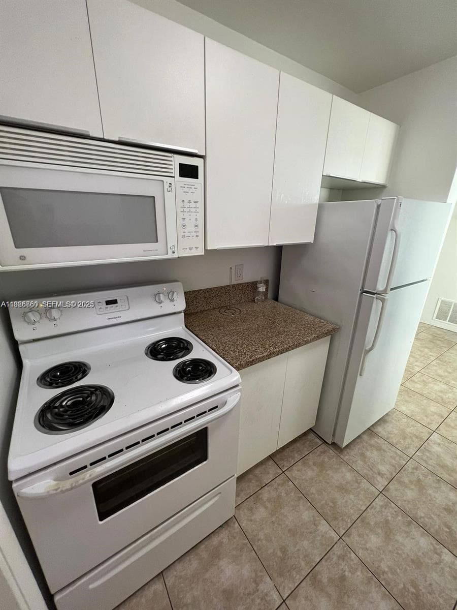 BEACH GARDEN CONDO · #17 in Hallandale Beach - Photo 8