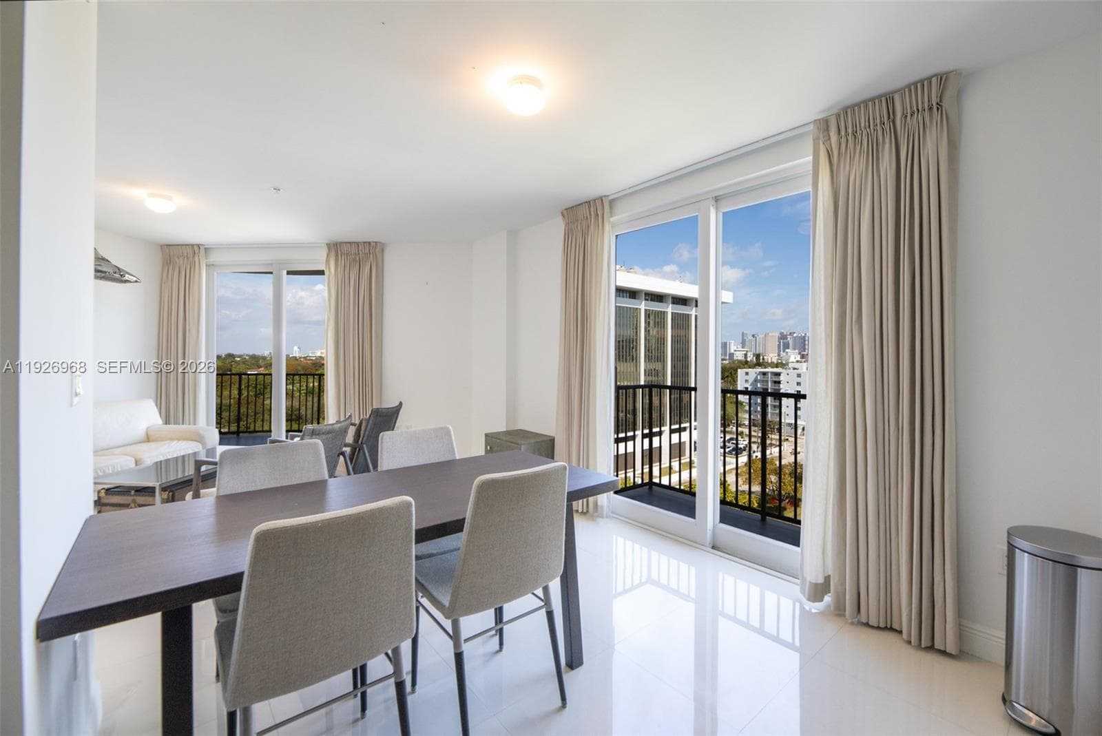 BRICKELL WAY CONDO · #703 in Miami - Photo 3