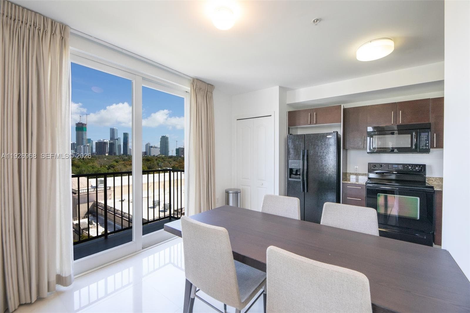 BRICKELL WAY CONDO · #703 in Miami - Photo 5