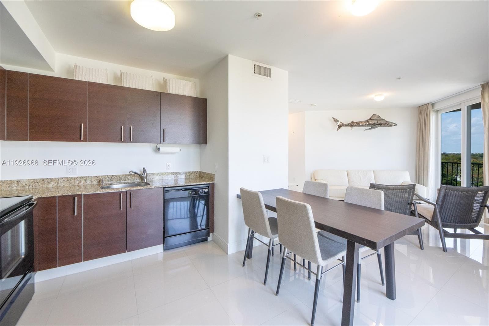 BRICKELL WAY CONDO · #703 in Miami - Photo 4