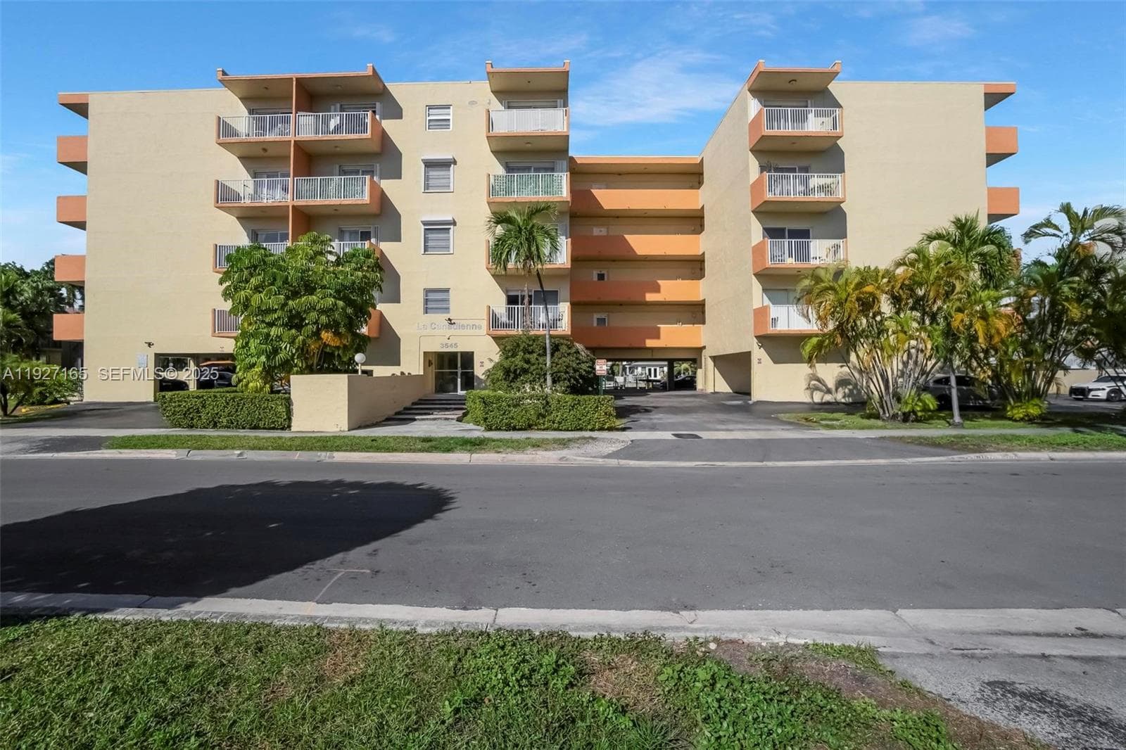 LA CANADIENNE CONDO · #308 in North Miami Beach - Photo 2