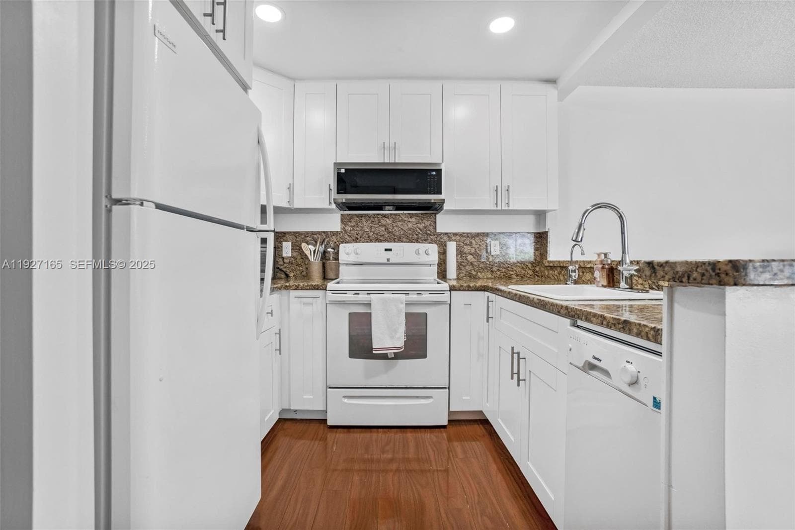 LA CANADIENNE CONDO · #308 in North Miami Beach - Photo 10