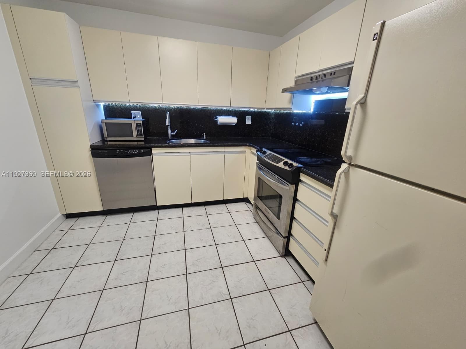 THE CLIPPER AT BISC COVE · #408 in Aventura - Photo 18