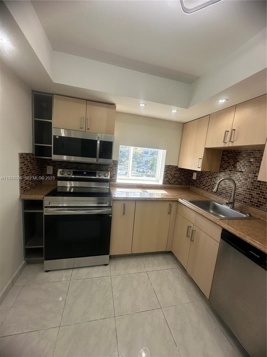 CARIBBEAN BREEZE CONDO · #254 in Sunny Isles Beach - Photo 4