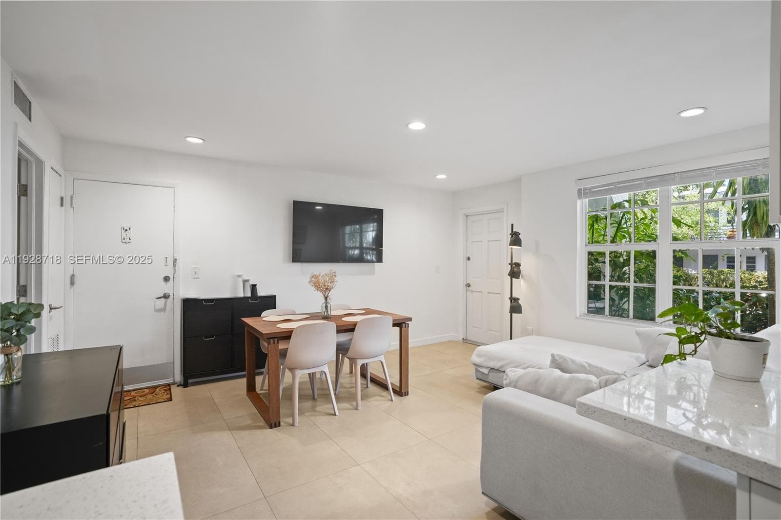Friendly corner · #940B in Miami Beach - Photo 3