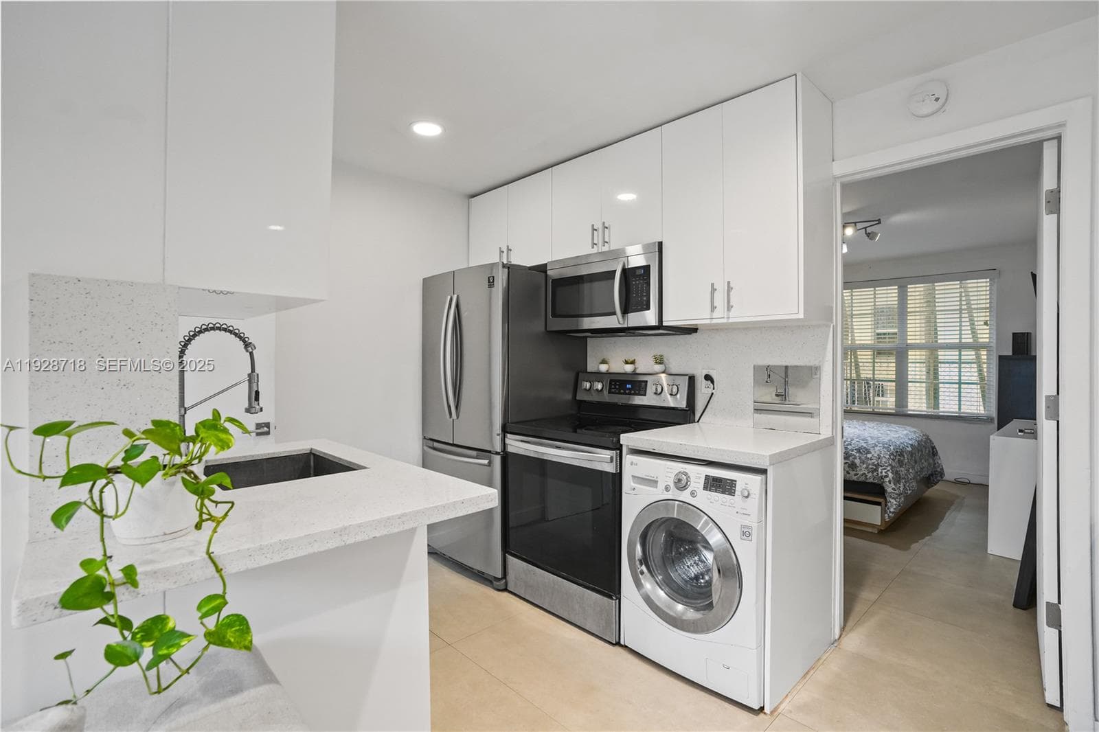 Friendly corner · #940B in Miami Beach - Photo 4