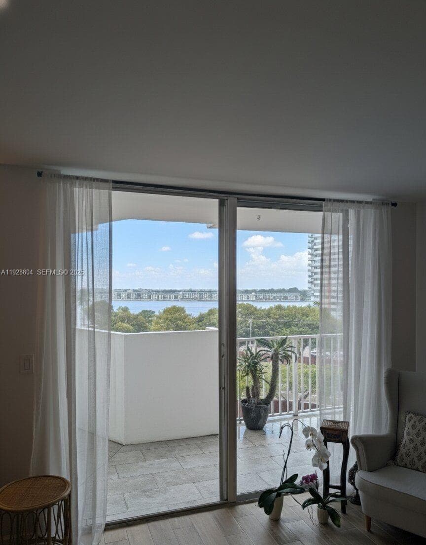 WILSHIRE CONDO · #708W in Miami - Photo 11