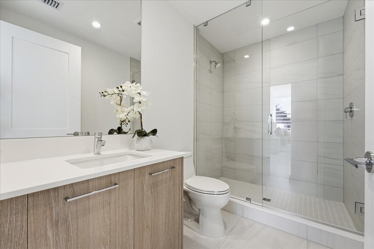 second en-suite bath