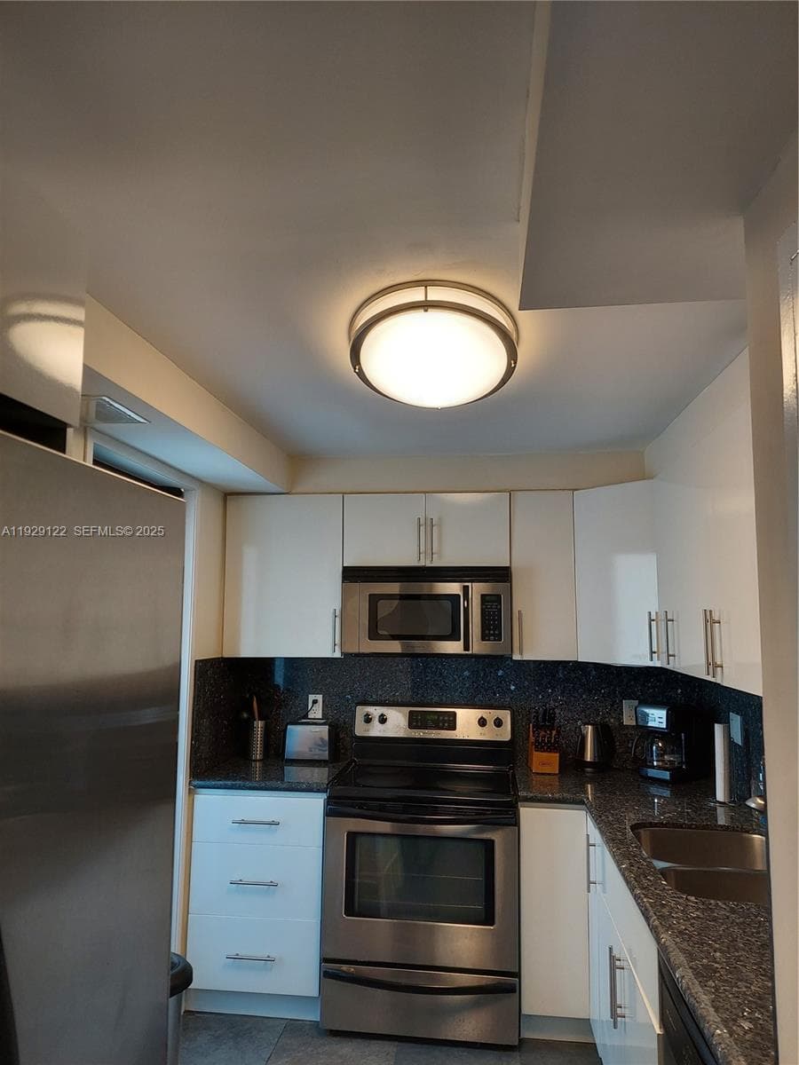 YACHT CLUB CONDO (THE) · #506 in Hallandale Beach - Photo 27