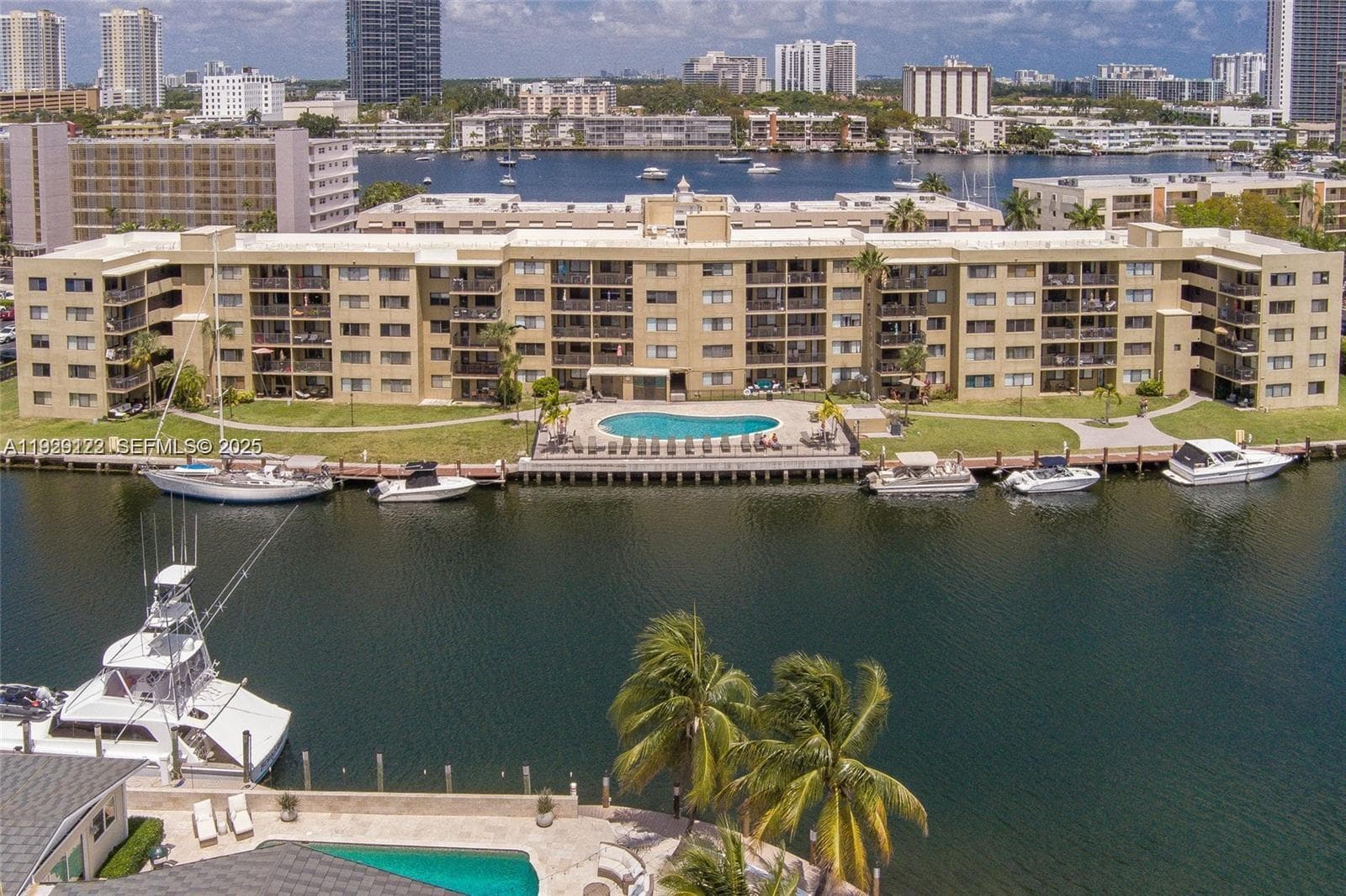 YACHT CLUB CONDO (THE) · #506 in Hallandale Beach - Photo 2