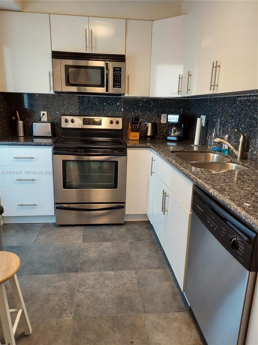 YACHT CLUB CONDO (THE) · #506 in Hallandale Beach - Photo 26