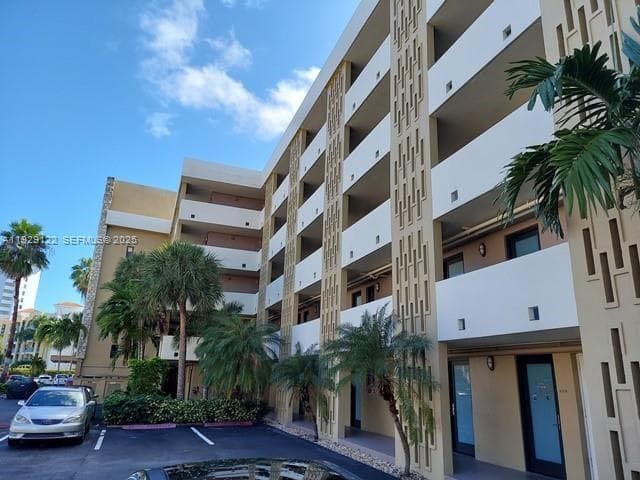YACHT CLUB CONDO (THE) · #506 in Hallandale Beach - Photo 5