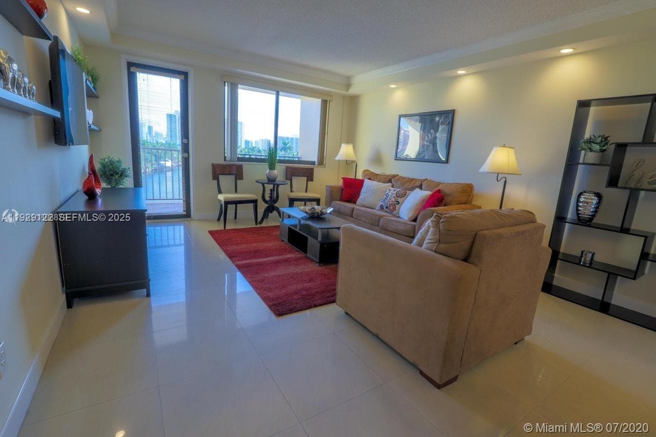 YACHT CLUB CONDO (THE) · #506 in Hallandale Beach - Photo 24