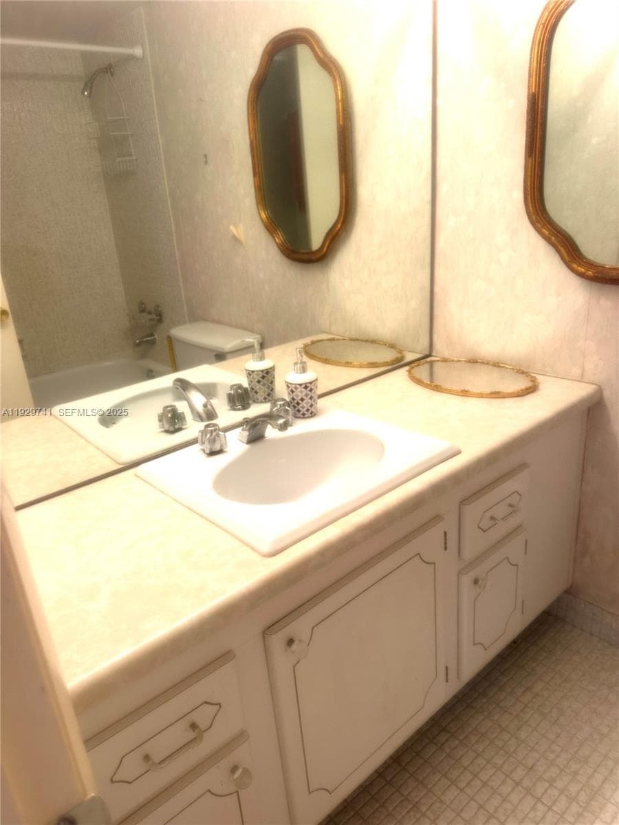 FAIRWAYS RIVIERA · #403 in Hallandale Beach - Photo 9