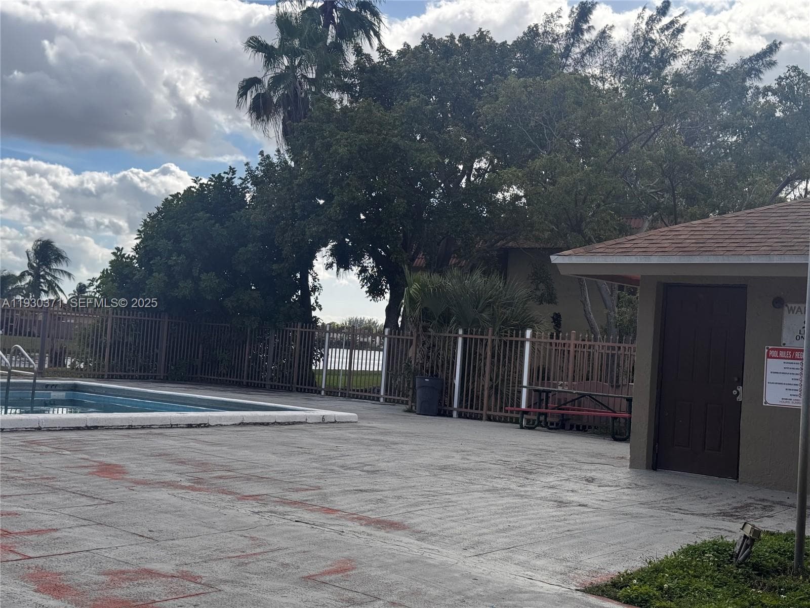 LAGO GRANDE · #44-13 in Hialeah - Photo 3