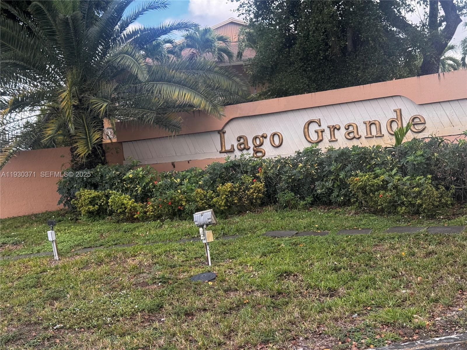 LAGO GRANDE · #44-13 in Hialeah - Photo 1