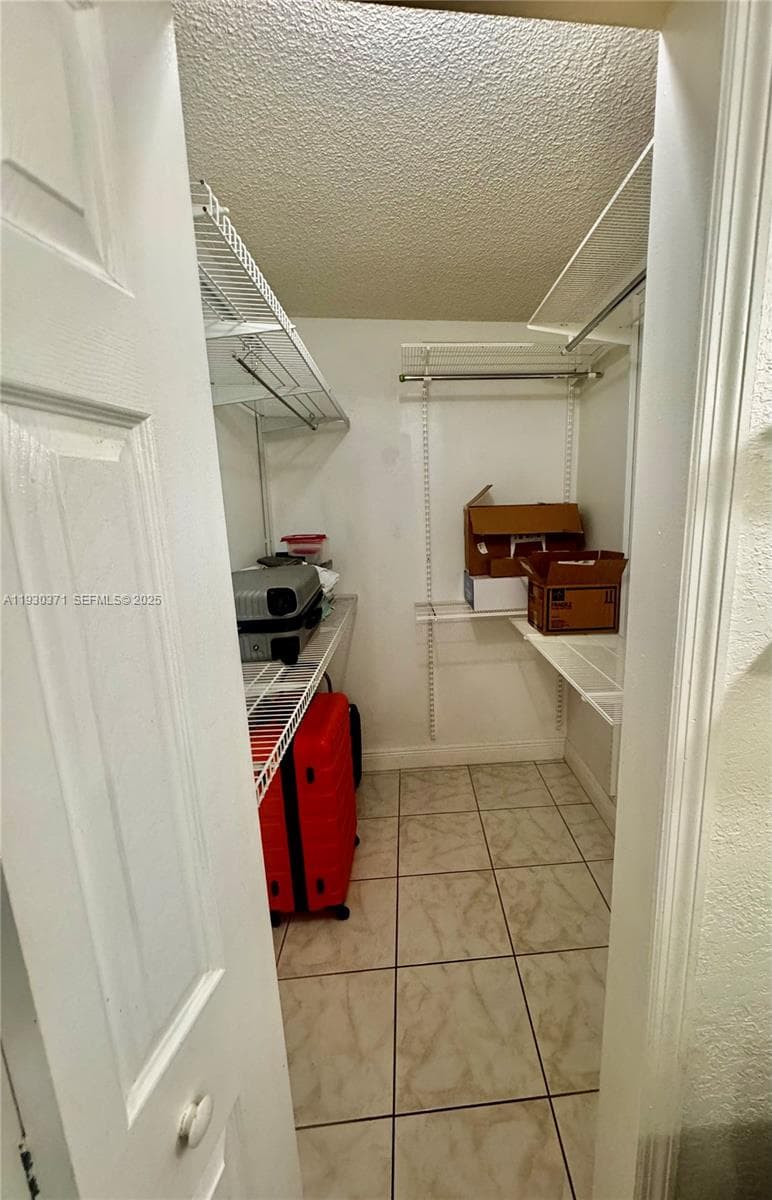 LAGO GRANDE · #44-13 in Hialeah - Photo 20