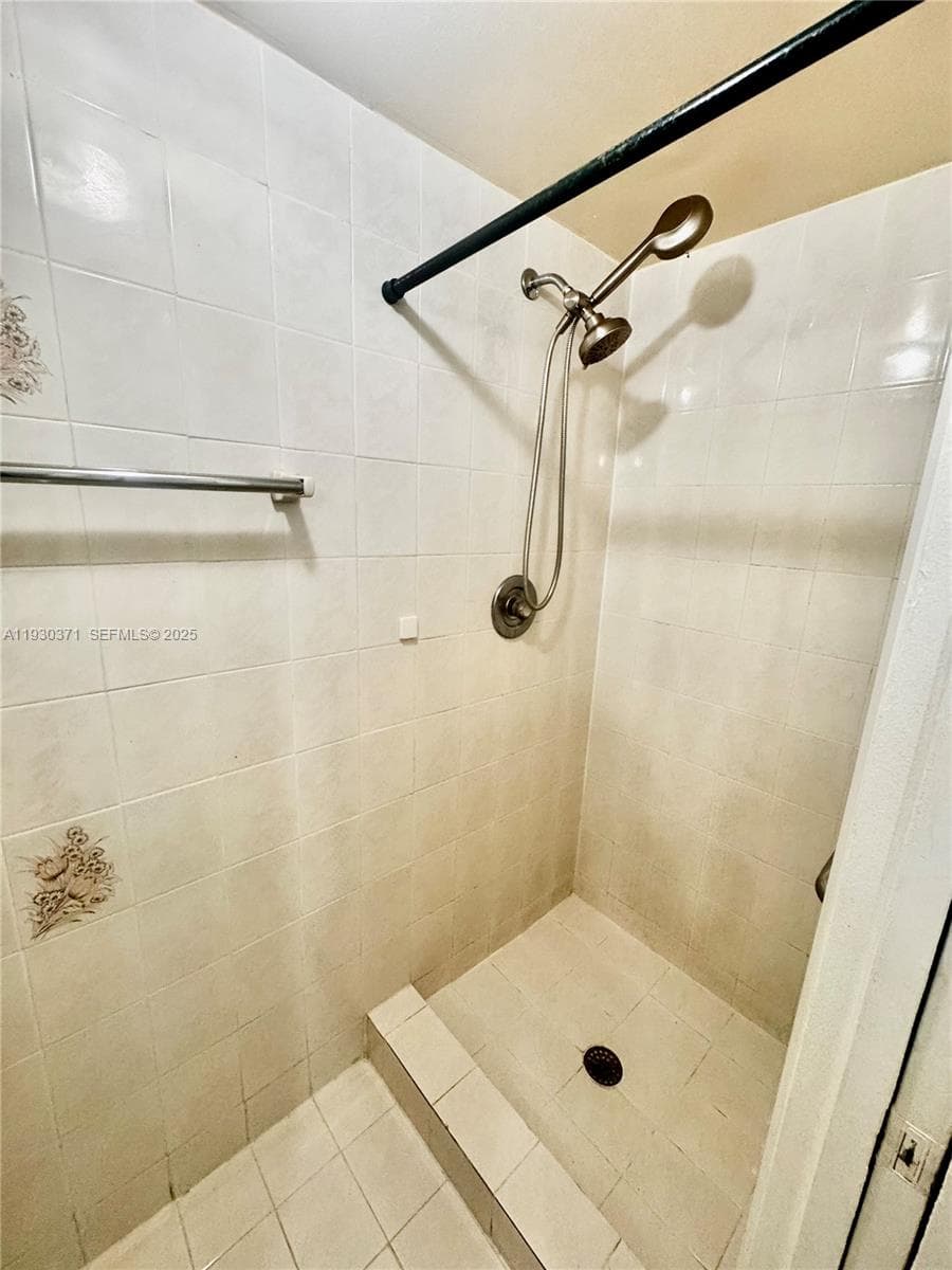 LAGO GRANDE · #44-13 in Hialeah - Photo 24