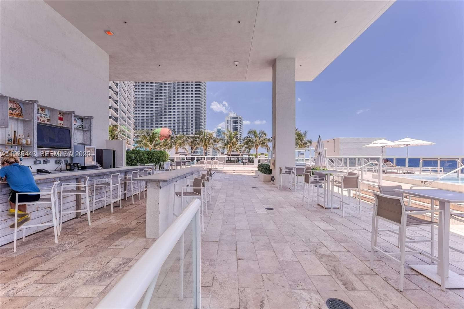 Pool Bar/Restaurant