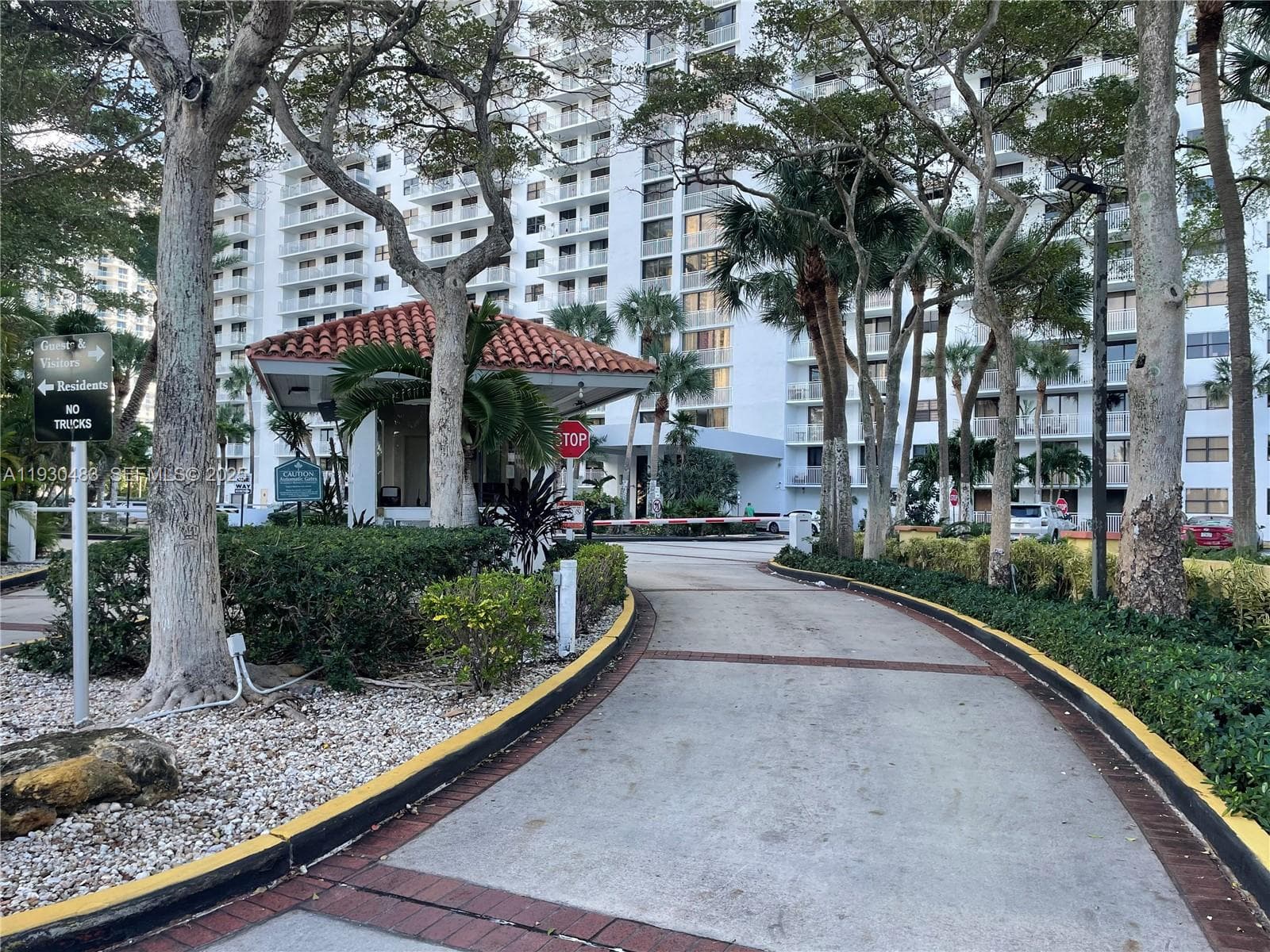 WINSTON TOWERS 600 CONDO · #419 in Sunny Isles Beach - Photo 2