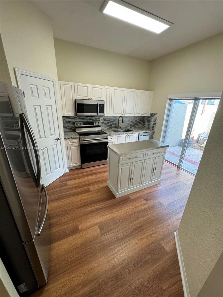 2452 SE 19th Ct photo 3