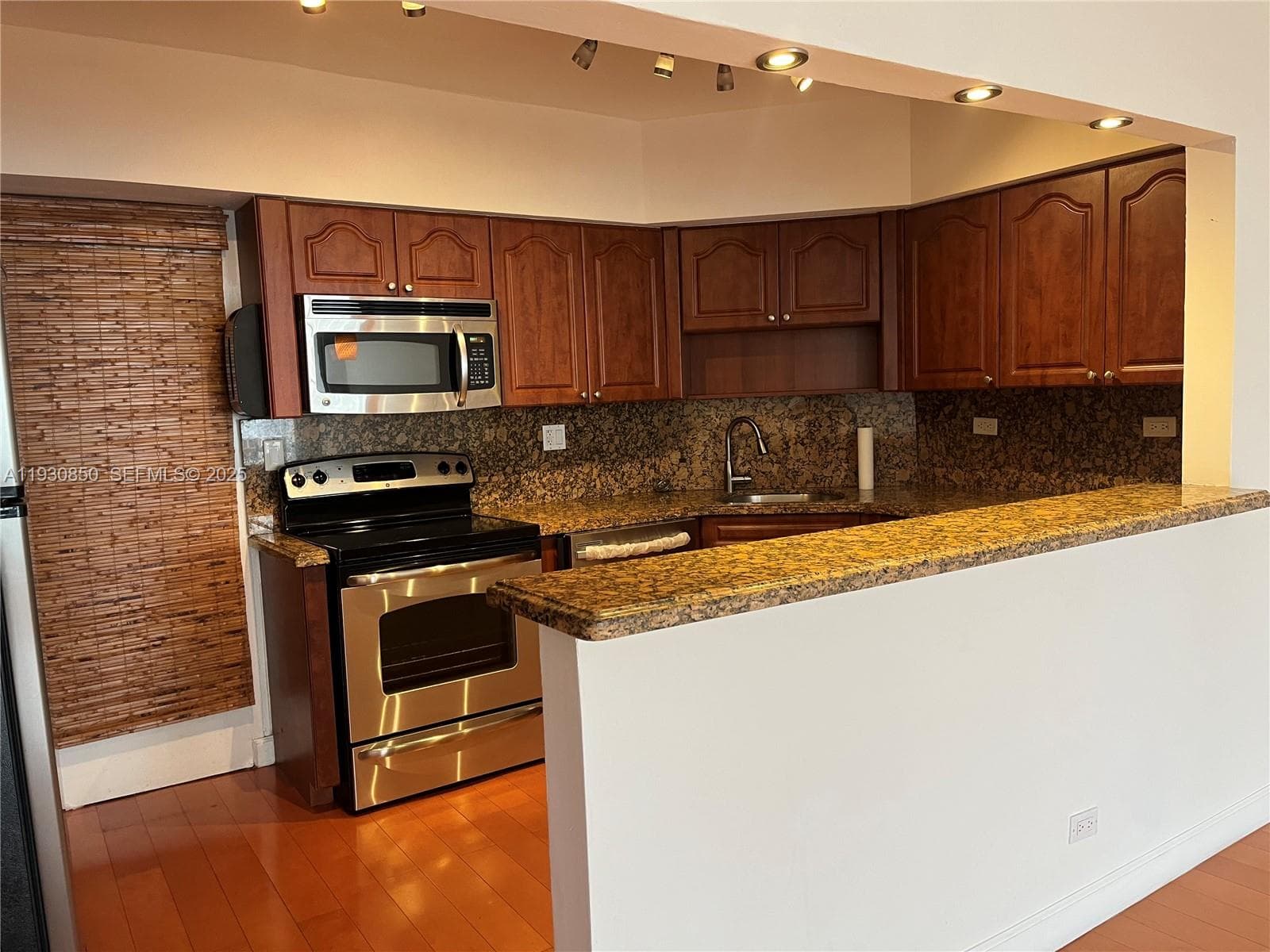 BRICKELL BAY TOWER CONDO · #302 in Miami - Photo 14