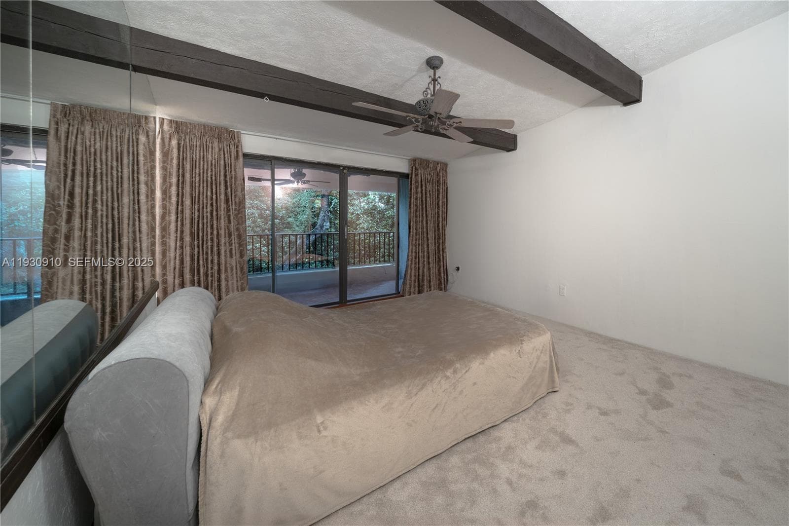 Master bedroom with a balcony, view on the river