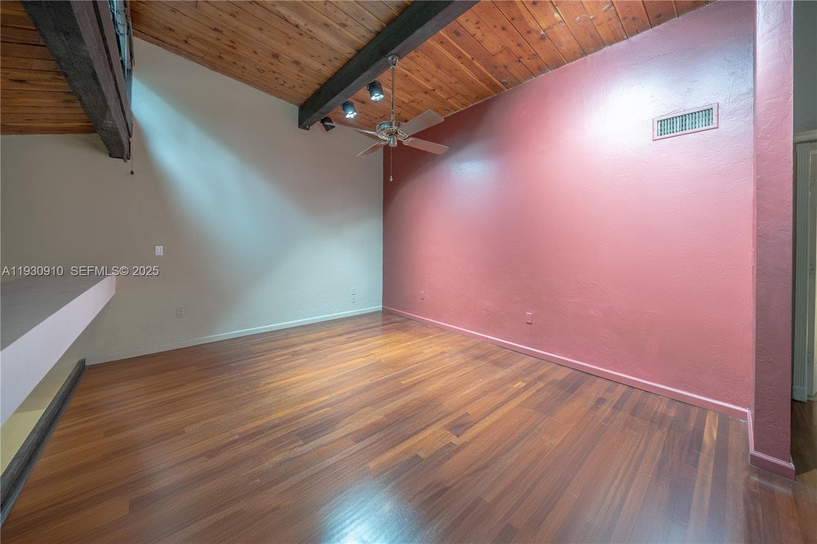 BEDROOM/DEN