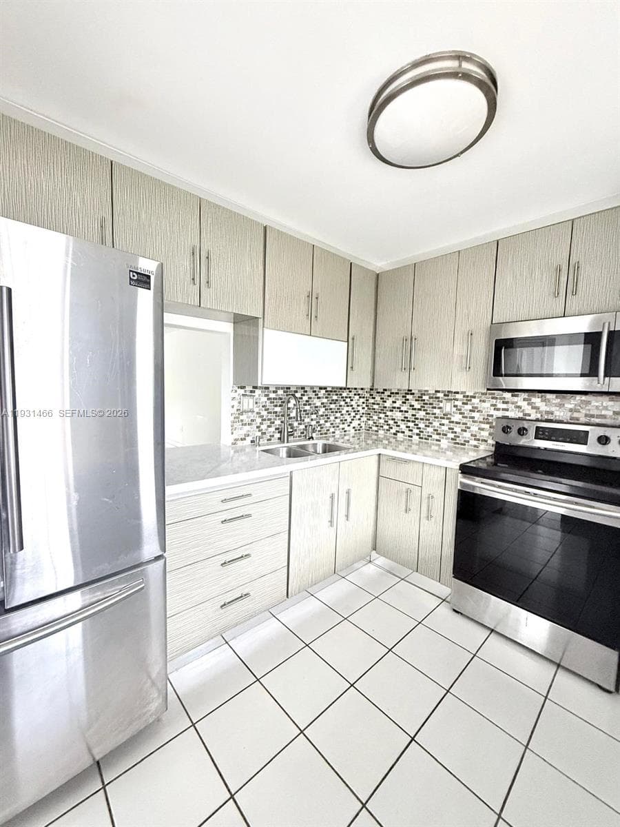 ROLLING GREEN CONDO B · #B113 in Miami - Photo 1