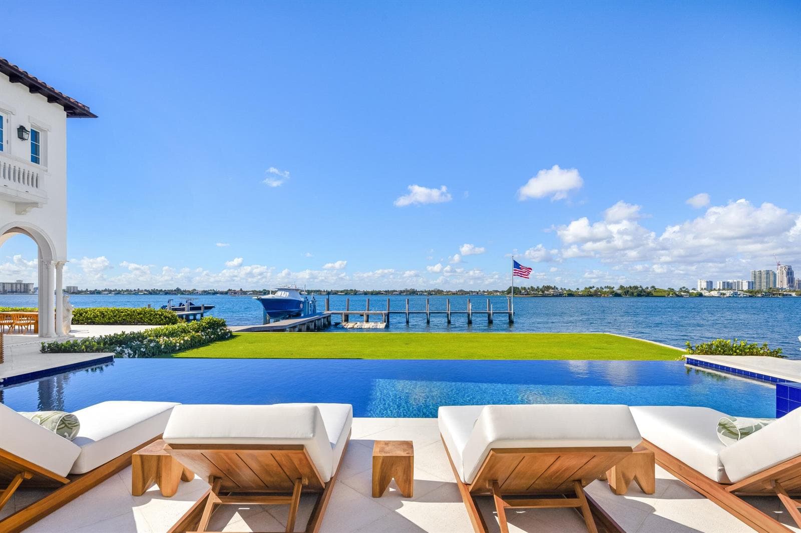 Lounges to Pool