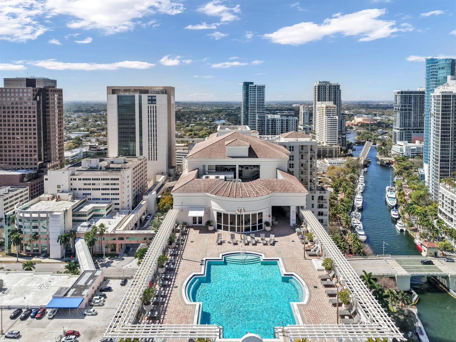 Rooftop Lounge & Pool