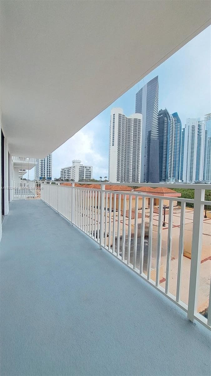 WINSTON TOWERS 600 CONDO · #508 in Sunny Isles Beach - Photo 4