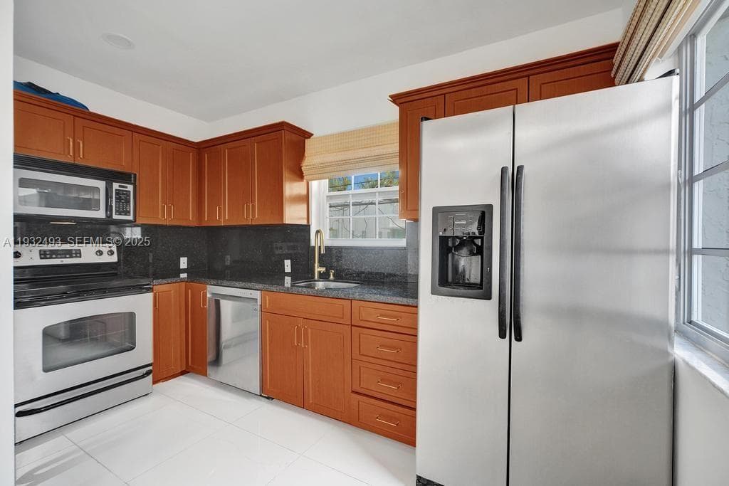 HARRIET COURT CONDO · #2C in Miami Beach - Photo 3