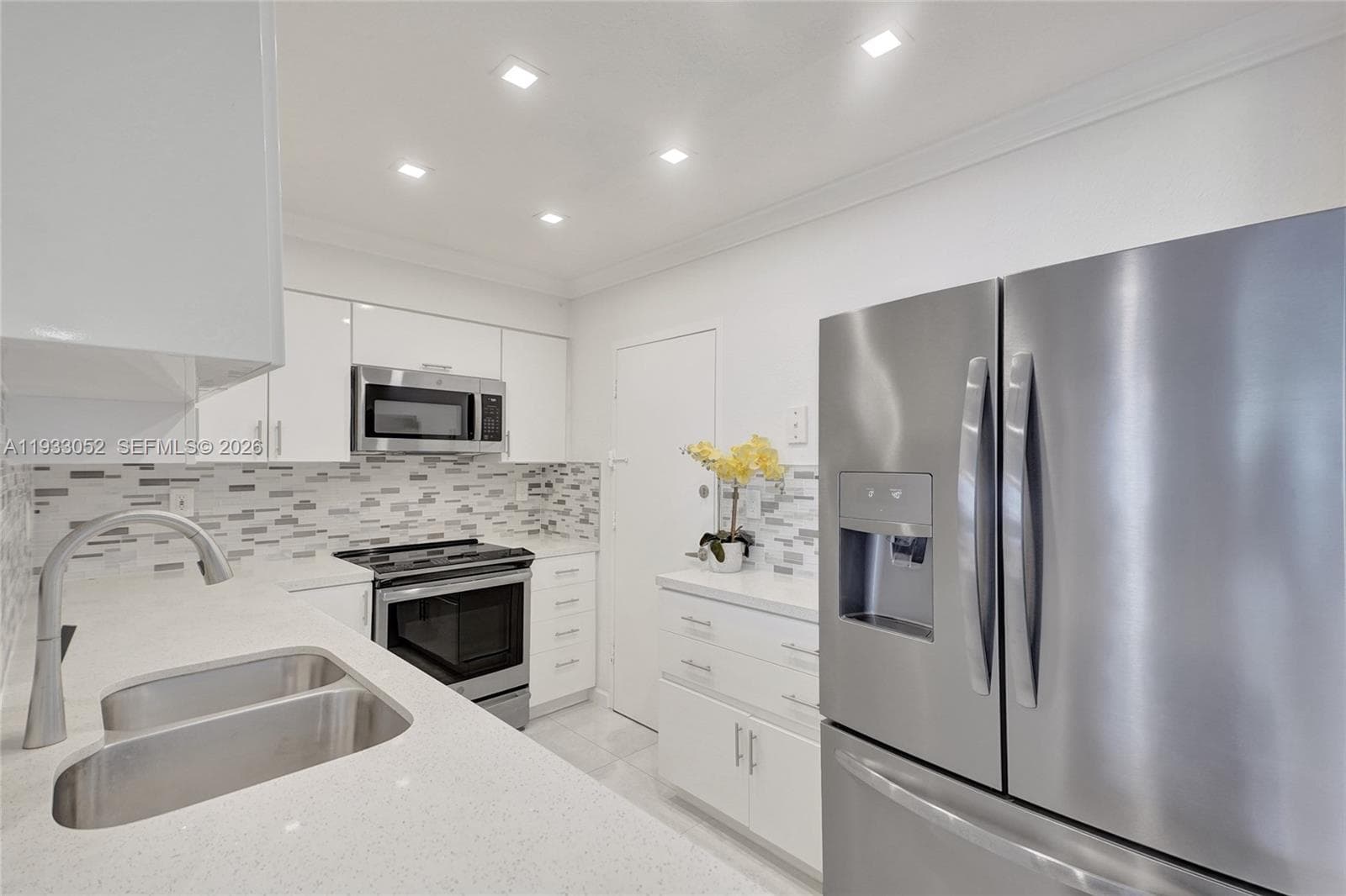 WAVE CONDO · #914 (available) in Hollywood - Photo 4